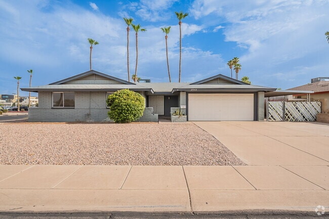 Building Photo - 2543 E Huntington Dr Rental