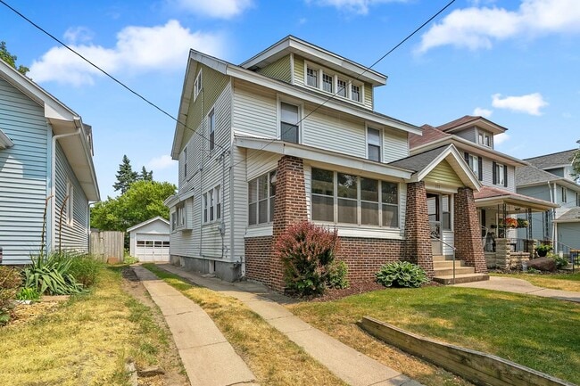 Photo - 220 Valley Ave SW