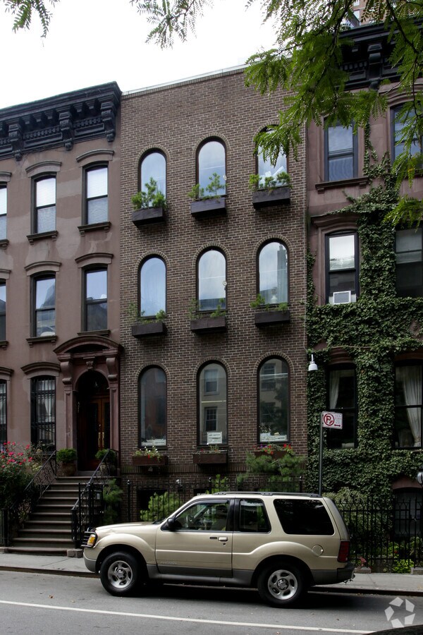 Photo - 450 W 44th St