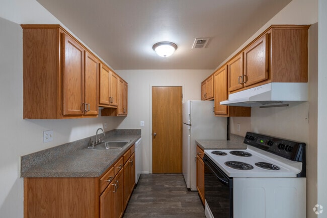 2BR, 1.5BA - 879SF - Kitchen - Fountain Park North - Southgate, MI
