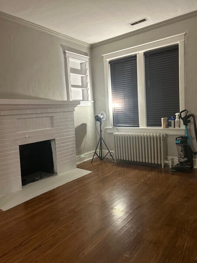 Building Photo - 1118 Ralph Ter Unit Top Floor