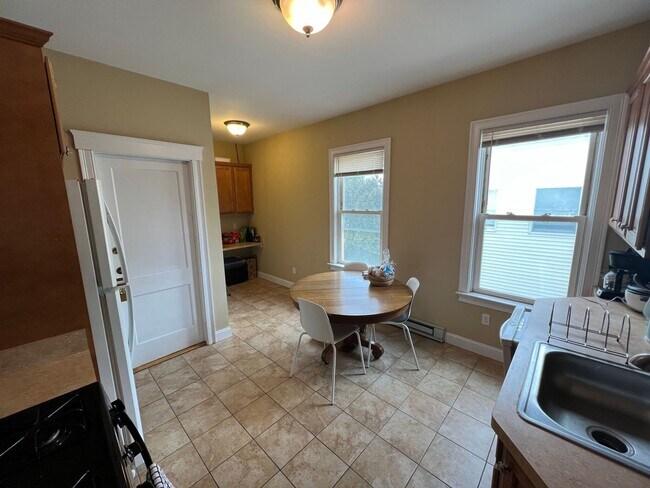 Photo - 9/1 Spacious Davis Sq 3BR w/EIK right by T...