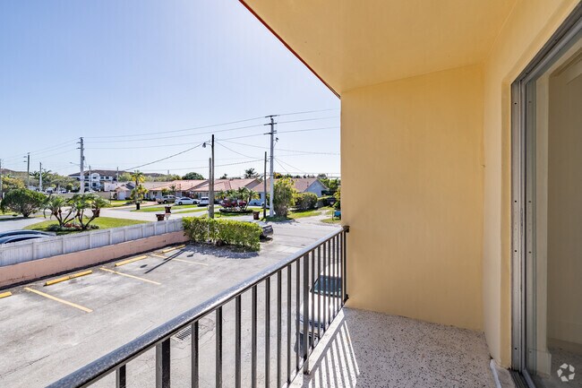 2BR, 1BA - 900SF - Balcony