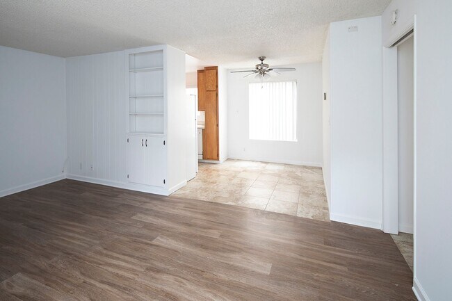 Building Photo - Pacific Beach: 2 BR with Parking and Private Patio! Unit 04