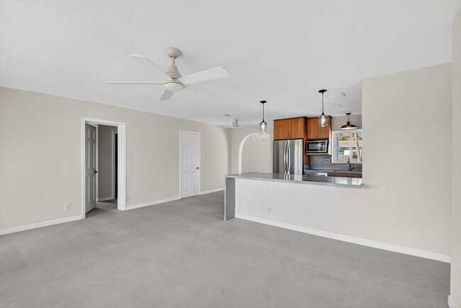 Photo - 467 NE 31st St