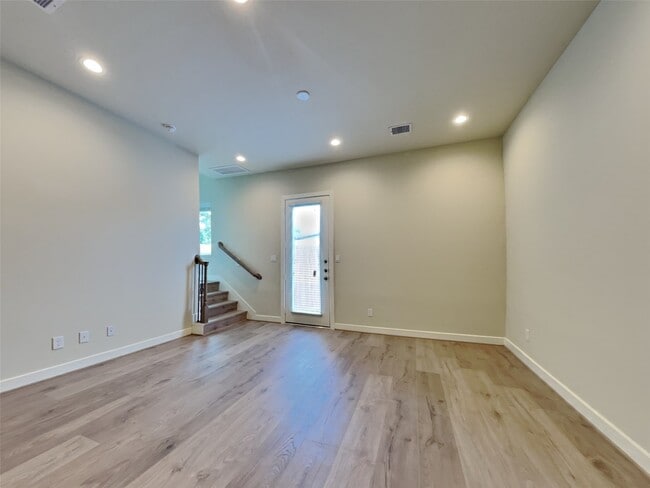 Photo - 2604 Mid Ln