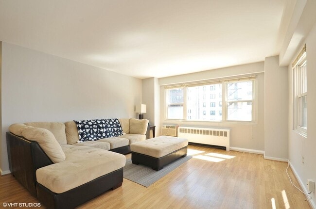 Photo - 2909 N Sheridan Rd