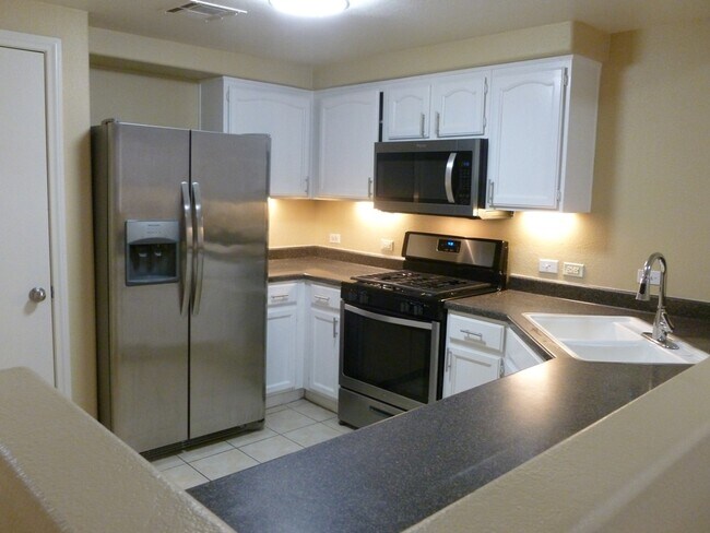 Building Photo - 3400 Cabana Dr Unit 1049 Rental