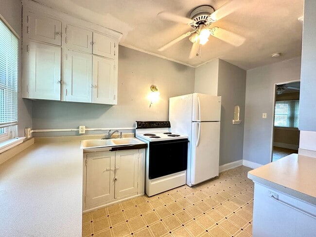 Photo - 2320 E 2nd St Unit 2 (Upper)