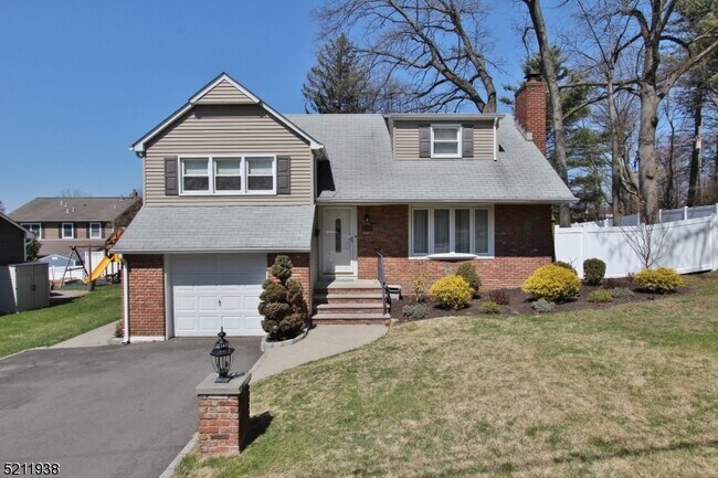 Photo - 611 E Crescent Pkwy Apartment