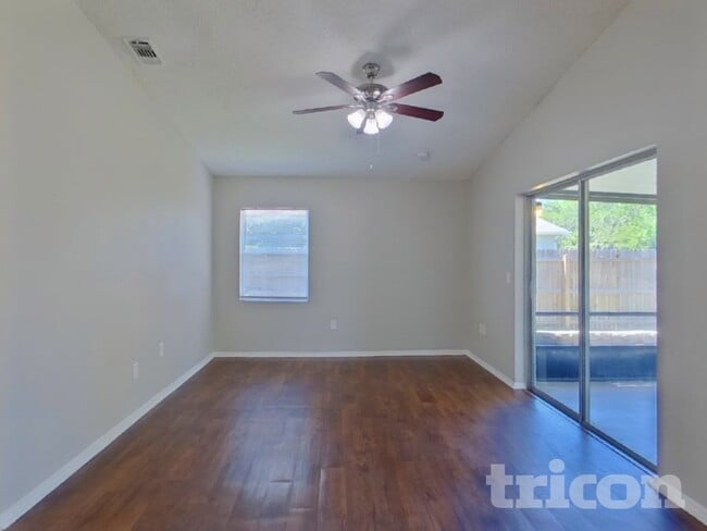 Photo - 1416 Thistledown Dr