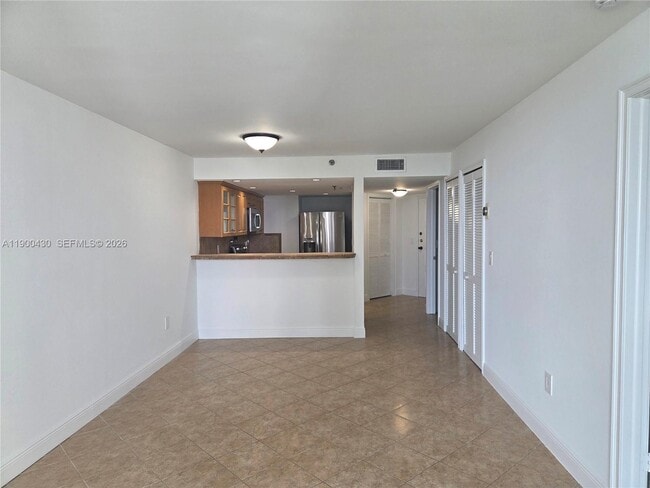 Building Photo - 5880 Collins Ave Unit 806
