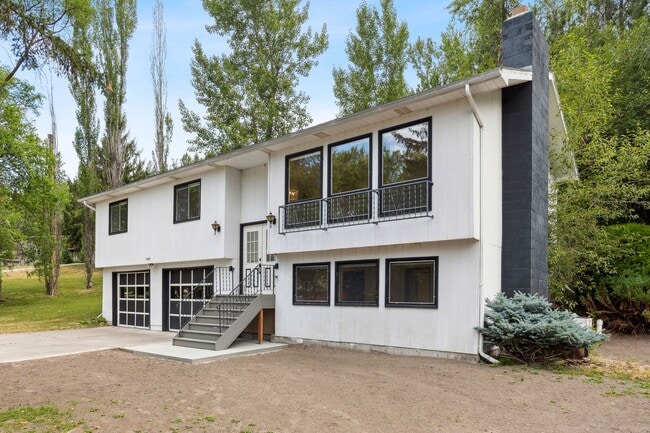 Photo - 3 Bed, 2.5 Bath House in the Rattlesnake