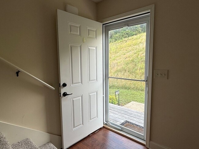 Photo - Tri level 2 bed, 2.5 bath Condo! Lakeridge School District.
