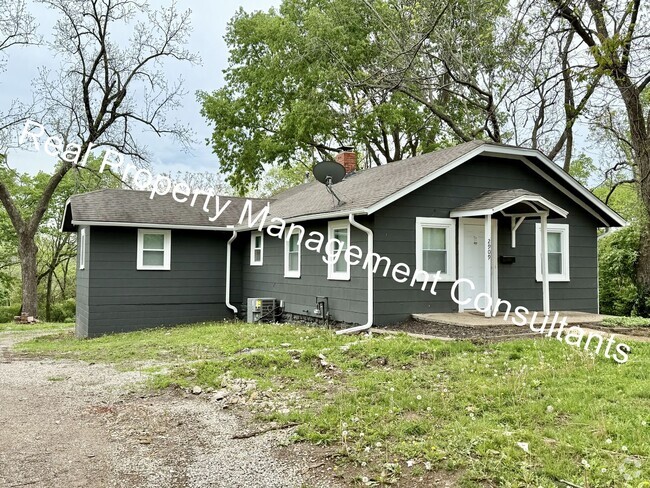 Building Photo - Spacious 4 Bedroom, 2 Bath Home with Outbu...