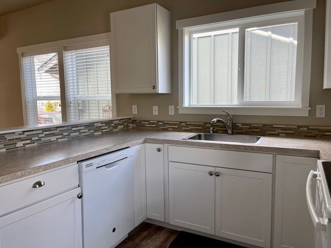 Photo - In town Kingston! Close to town and the ferries