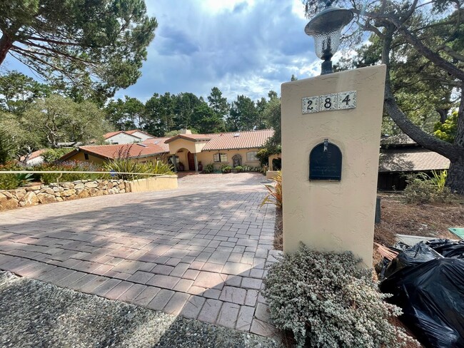 Building Photo - Elegant Living with a touch of class in Skyline Forest