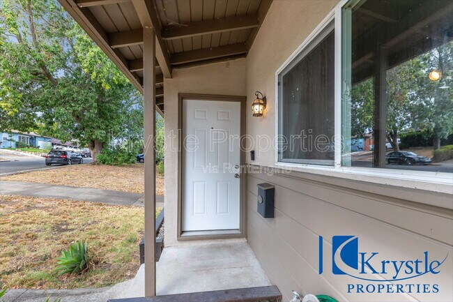 Photo - 175 Toyon Dr