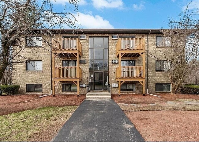 Building Photo - 2 Lancelot Ct Unit 4