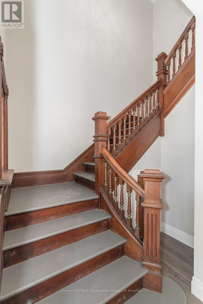 Photo - 113 Young St