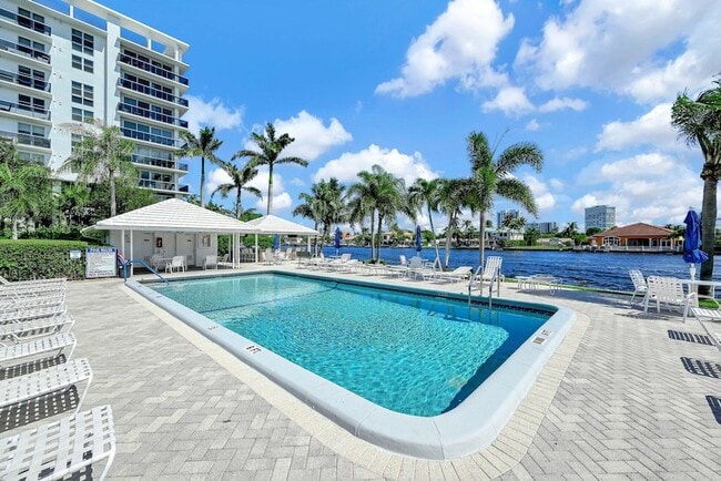 Building Photo - 6279 Bay Club Dr Unit 3