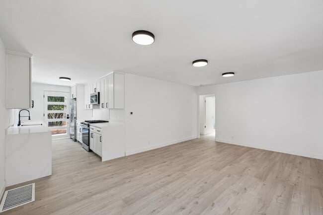 Photo - 560 Everett Ave Unit 560