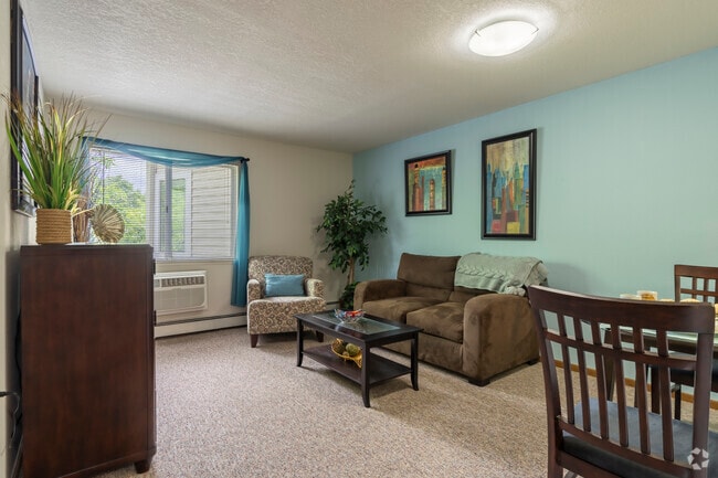 Oakwood, 1 dormitorio, 1 baño - 625 pies cuadrados - Comedor/sala de estar - Parkside of Livonia Senior Apartments