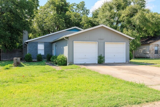 Building Photo - Spacious 3-Bedroom Townhome in Prime Round...