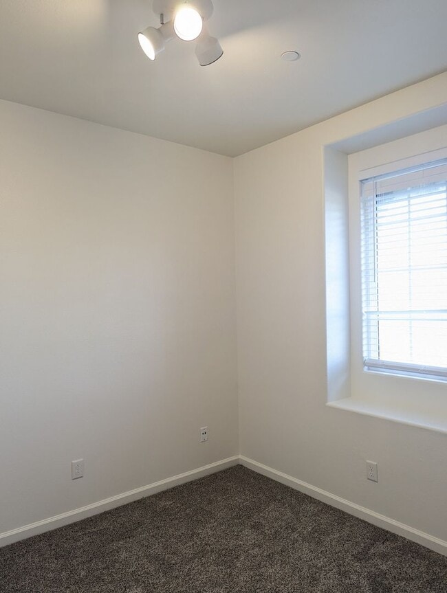 Building Photo - Very nice family home