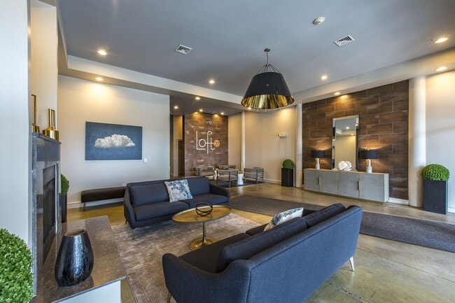Casa club para residentes con zona de estar, espacio de entretenimiento y cocina comunitaria.