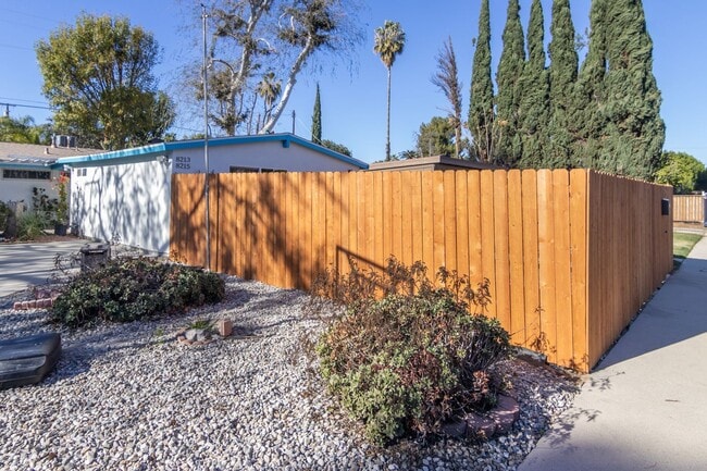 Building Photo - Charming One Bedroom ADU in Reseda Rental