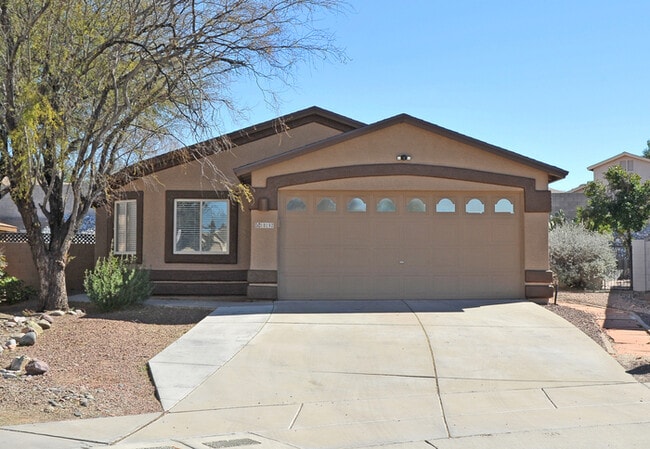 Large 1/4 Acre Lot w/NO CARPET - Large 1/4 Acre Lot w/NO CARPET House