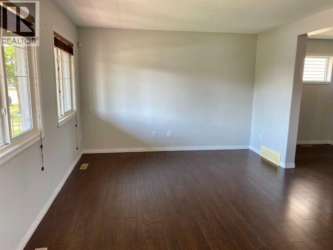 Photo - 9106-9192 92 Ave