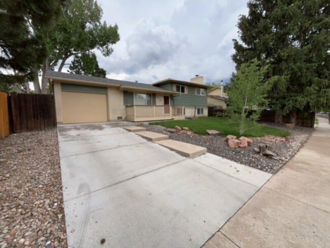 Welcome to this beautiful tri-level home! - Welcome to this beautiful tri-level home!