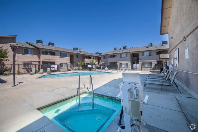 Pool - Vista Verde Apartments