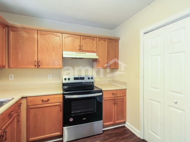 Photo - 725 Oak Branches Cl SE