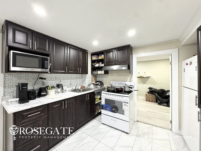 Building Photo - All-Inclusive 2-Bedroom Basement Apartment with 2 Parking Spaces – Mississauga Unit 2