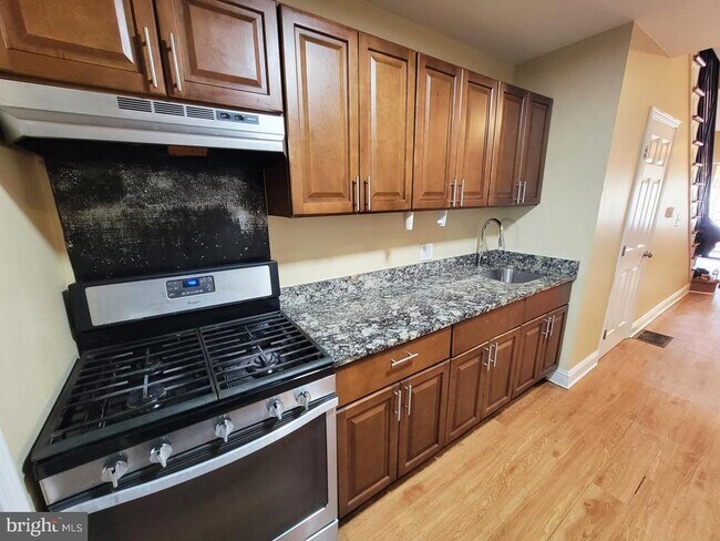 Photo - 923 E Schiller St