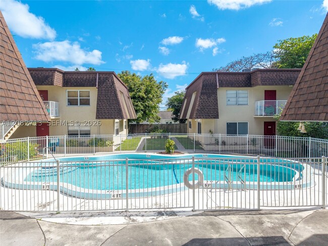 Building Photo - 4524 SW 54th St Unit 501-W