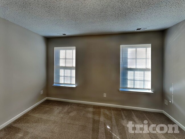 Photo - 535 Railway Pl SW