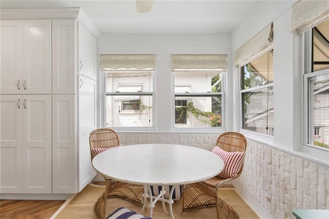 Photo - 1716 Oak St NE