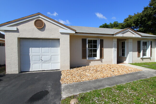 Building Photo - 5909 Woodland Point Pl Rental