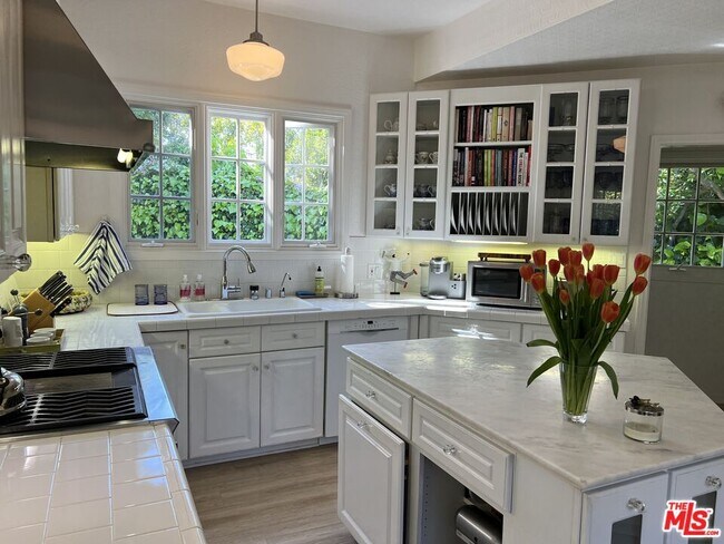 Photo - 8050 Mulholland Dr