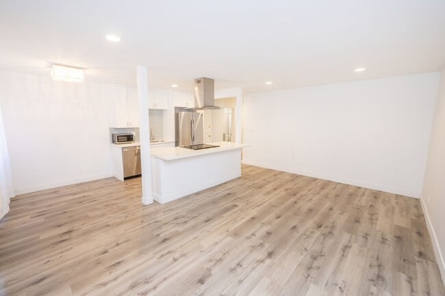 Building Photo - Spacious 1BR/1BA condo with patio and parking! Lake Murray Area $2195.00 Unit 4