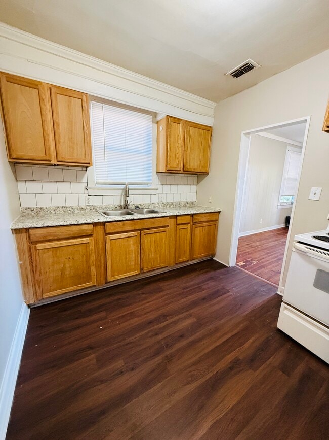 Photo - 752 Ashford St