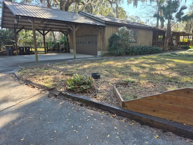 Building Photo - Cabin living in the suburbs