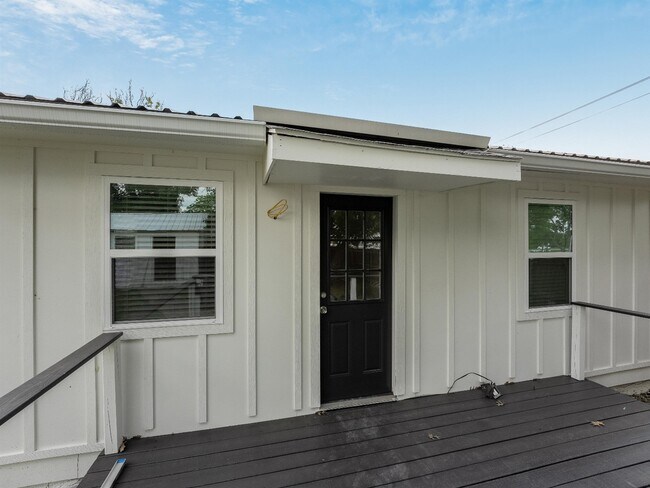 Photo - 421 S Interurban St