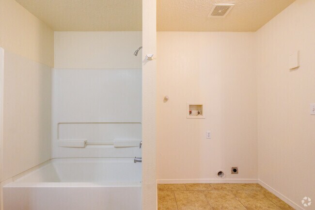 2BD, 1BA - 1,100SF - Primary Bathroom