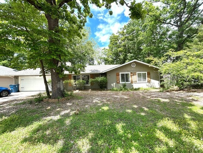 Building Photo - One level 3 bed/2 bath spacious home with ...