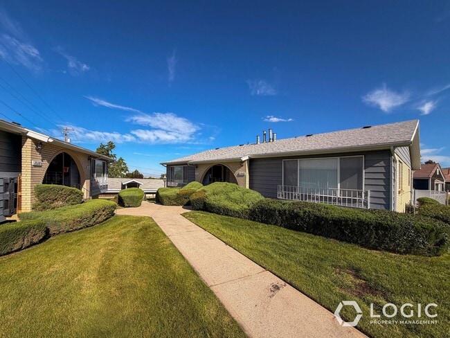 Building Photo - 2014 S 2600 E Unit 2014